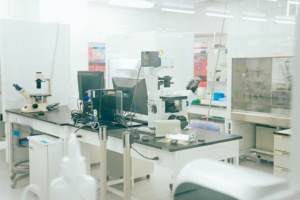 研究／オフィス設備が完備された実験エリアには各種の共有実験機器が設備され、入居してすぐに研究をスタートできるという