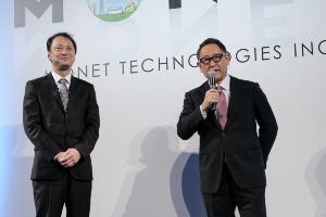 「MONETサミット」には、トヨタ自動車 代表取締役社長の豊田章男氏(右)もサプライズで登場した。左は、MONET Technologies社長 兼 CEOの宮川潤一氏(写真:加藤 康、以下同)