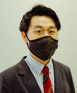ヘラルボニー創業者CEOの松田崇弥氏。同氏が着用している「リバーシブルアートマスク」にはアーティスト・坂本大知氏の作品「ギザギザ」が配されている。本商品はクラウドファンディングサイト「READYFOR」で販売した。募集開始から日を待たずに第1目標金額である100万円を達成し、第2目標を300万円に設定して募集、締切日の7月26日に合計322万8600円を集めて終了した（写真：ULYSSES AOKI）