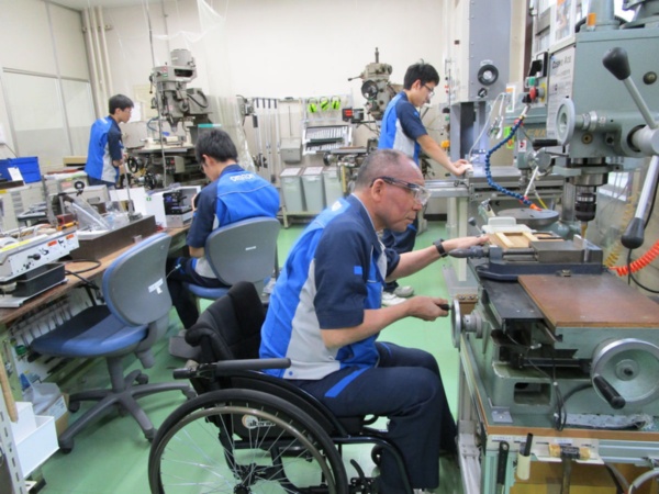 サポート用の機器は工場内の工作室で開発する（写真：オムロン京都太陽）