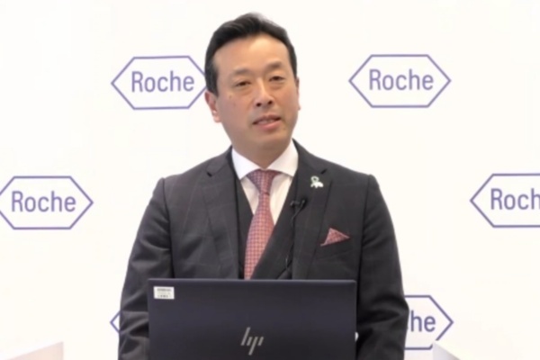 ロシュ・ダイアグノスティックス 代表取締役社長兼CEOの小笠原信氏は「近年はCOVID-19に多くの注目が集まっているが、がんや肝炎など、COVID-19以外の重要な検査はたくさんある。だからこそ、検査の認知度をできるだけ高め、健康診断に行ってもらうことで病気になる前に予防してもらいたい。また、もし病気が発見された場合でも的確な方法でいち早く治療できれば、その後の予後の検査で診断薬が役に立つ」と語る