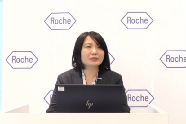 ロシュ・ダイアグノスティックス 広報部門長の小野綾氏(写真:オンライン会見のキャプチャー、以下同)