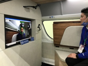 画面の横に設置したカメラを数秒間見るだけで、非接触で各種バイタルを測定できる(写真:Beyond Health、以下同)