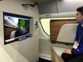 画面の横に設置したカメラを数秒間見るだけで、非接触で各種バイタルを測定できる(写真:Beyond Health、以下同)