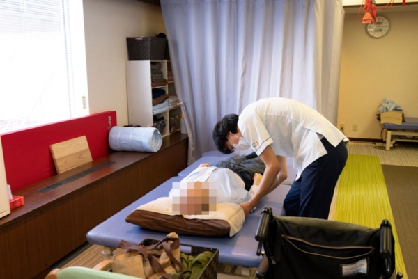 「脳梗塞リハビリセンター」での手足の動き改善に向けたリハビリの様子(撮影:大亀 京助、写真の一部を加工しています)