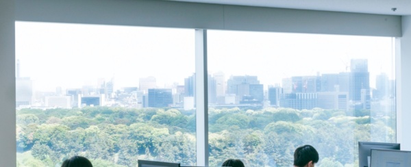 訪問したオフィスの窓からは皇居周辺の緑が見え、とても開放感があった。桜の季節を過ぎていたのが少々残念だった（写真：川島 彩水、以下同）