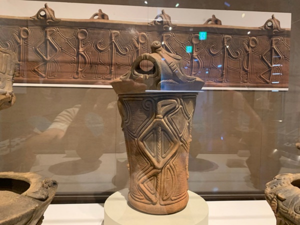 山梨県立考古学博物館で見つけた縄文土器。「踊る棒人間」にしか見えない文様が刻まれている（写真：筆者、以下同）