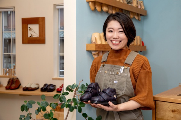 「＆MIKI」代表の菅野ミキ氏。手に持っているのは星のモチーフが着いた子ども用の整形医療靴（写真：早川 マナ、以下同）