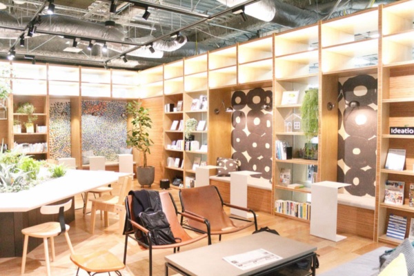 パナソニックが2018年12月にリニューアルオープンしたオフィス「Panasonic Laboratory Tokyo」には、一部の壁紙やクッションに、知的障害があるアーティストの作品のプリントを配した（出所：ヘラルボニー）
