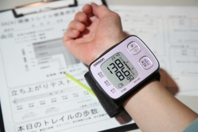 健康チェックは、かつて米蔵として使われていた空間で行われる。血圧の計測後は、最新機器による体組成計測