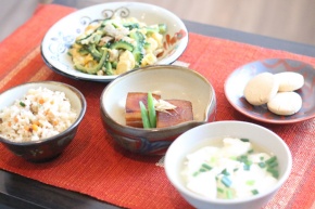 栄養価の高い沖縄ならではの島野菜と沖縄料理（写真：トータルウエルネスプロジェクトオキナワ）