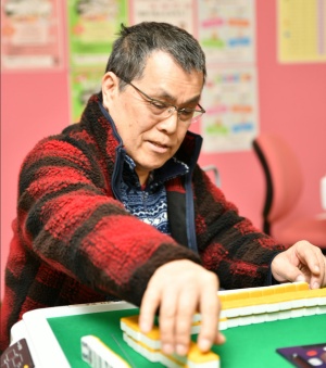 麻雀を楽しむ今村秀夫さん(写真:末並 俊司、以下同)