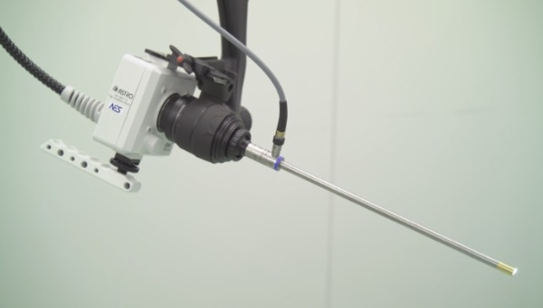 NHKエンジニアリングシステムとオリンパスがそれぞれ専用に開発した8Kカメラとスコープ（出所：プレスリリース）