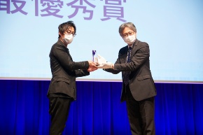 グランプリを獲得したのはRaise the Flag.。同社 CEOの中村猛氏は表彰式でガッツポーズを見せた（写真：寺田 拓真、以下同）