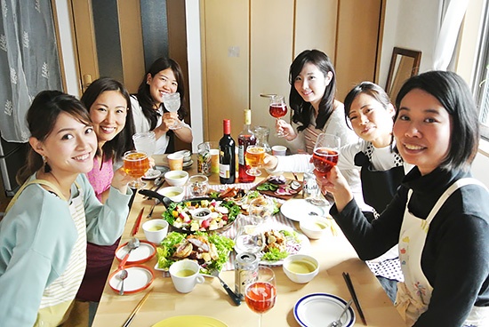 できたての「キクイモのホクホク揚げ」「彩り季節野菜のフリット」「発酵バーニャカウダ」を囲んで、お酒を片手に乾杯!