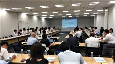 日経BPは小売電気事業者の会員組織「日経エネルギーNextビジネス会議」を運営している。写真は8月の定例会合の様子