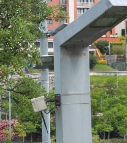 図2●街灯に設置された歩行者を検知するセンサーノード