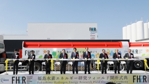 3月7日に開催した福島県浪江町「福島水素エネルギー研究フィールド」の開所式には安倍首相らが出席した