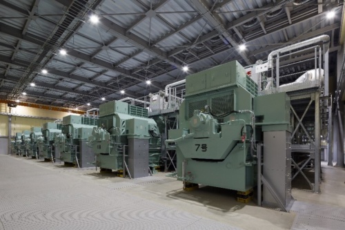 複数台設置された川崎重工業製のガスエンジン。1万kW程度のエンジンを個別に制御することで柔軟な運用ができる
