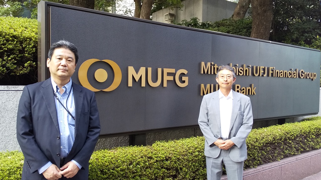 MUFG経営企画部サステナビリティ企画室の渡辺陽室長（左）と三菱UFJ銀行総務部の諸川善太副部長（右）