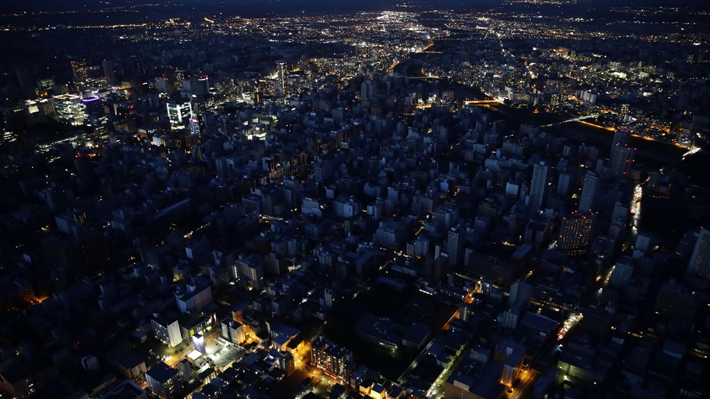 北海道で震度７ 　地震で停電したままの札幌市中心部＝６日午後６時３８分（出所：共同通信イメージズ）