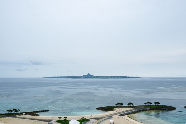 沖縄本島の本部半島から見た伊江島。島の周囲は22.4km（写真：塩見なゆ）