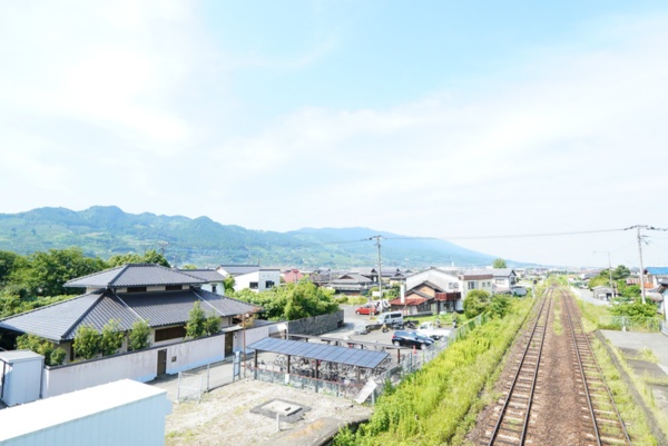 うきは駅から見るうきは市。耳納山地と筑後川がつくる豊かな自然に囲まれている(写真:塩見なゆ)