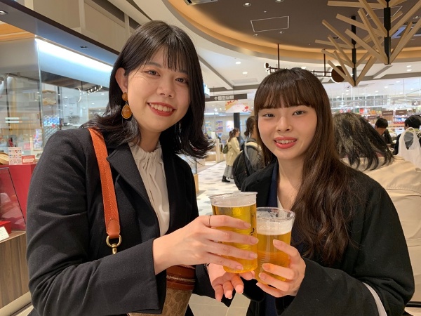 「ビールスタンド重富ekie」常連の22歳女性2名が手にする 生ビールは「マイルド注ぎ」。若い女性でも通ううちに生ビールの知識が増え、こだわりが生まれているのが面白い