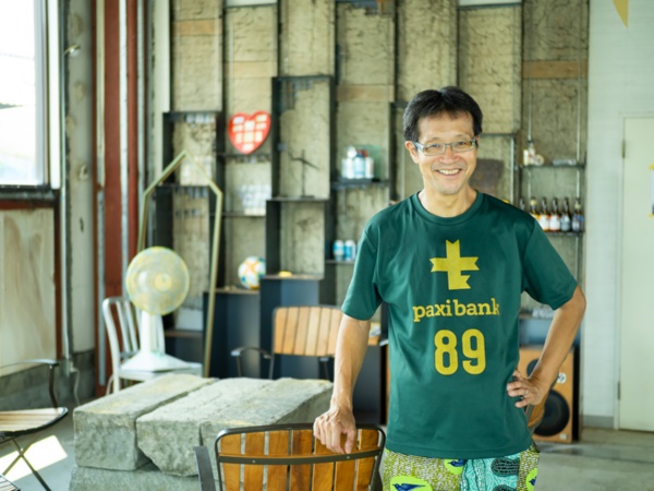 佐谷恭(さたに・きょう)氏。幼い頃から積極的に国際交流をし、京都大学総合人間学部在学中の19歳から旅を始める。現在までの訪問国数は約50カ国。2004年、「旅と平和」をテーマにした論文で、英国ブラッドフォード大学大学院(平和学専攻)を修了。富士通、リサイクルワン(現レノバ)、ライブドアを経て2007年8月9日に株式会社旅と平和を創立し、代表取締役に就任。なお、「パクチー人生」で整理すると次のようになる。2005年「日本パクチー狂会」を旗揚げ。2007年1月1日、「パクチー銀行」を創設。2007年11月20日、世界初のパクチー料理専門店「パクチーハウス東京」を設立。2017年12月11日、89日後に「無店舗展開」を始めると宣言。89日後の2018年3月10日、パクチーハウス東京(世田谷区経堂)を閉じ、パクチーハウスを開始(無店舗展開)。2022年1月1日、「パクチー銀行」をリアル店舗化。2022年7月14日「全国銀行跡地協会(JBA)」を設立、代表理事に就任(写真:栗栖誠紀)