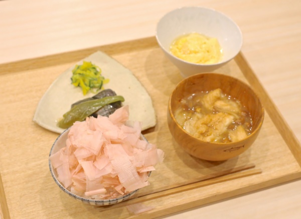 永松さんが出すメニューは「かつお定食」1種類。削りたての花かつおをのせたご飯、味噌汁、出汁巻き、漬け物（写真：木村聡）