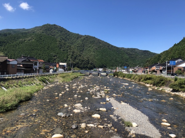 旧宿場町から望む千代川。くっきりとした山並みに囲まれている（写真：守山 久子）