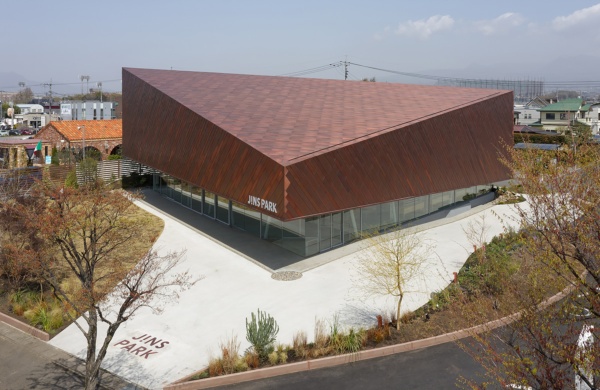 2021年4月にオープンしたJINS PARK。数々の実績を持つ建築家の永山祐子氏が設計を担当した（写真提供：JINS）