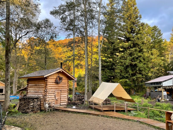 サウナ小屋「カクシ」。写真は2021年11月に撮影したもの(写真:塩谷歩波)