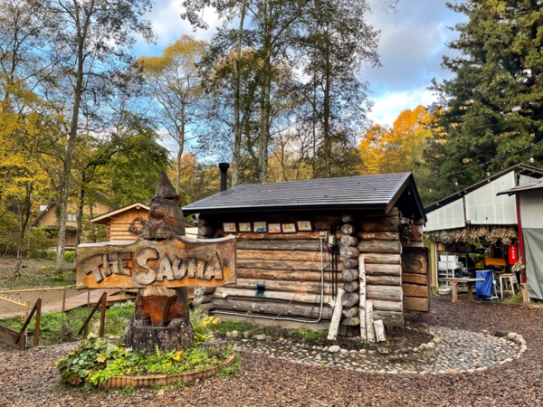 サウナ小屋「ユクシ」。夏に来たときは、木彫りのクマちゃんの足元にポピーが咲いていました(写真:塩谷歩波)