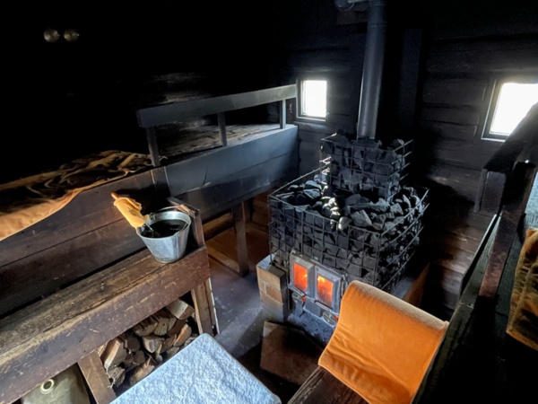 ユクシの内部。サウナ番のスタッフさんが、適宜新しい薪を入れてくれます(写真:塩谷歩波)