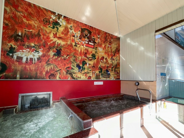 男湯の浴室に貼られた地獄絵図。同じ絵が女湯にも飾られている（写真：塩谷歩波）