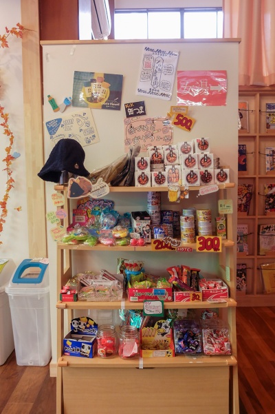 フロント前の物販棚。小さな子どもが手に取れるように、お菓子は棚の下に置いている（写真：塩谷歩波）