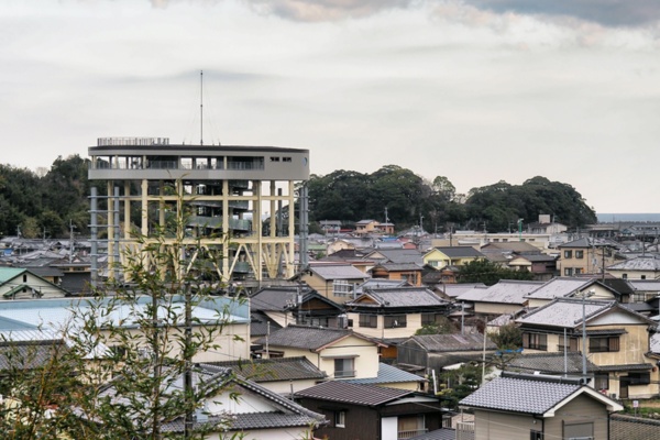 町分避難広場から見た黒潮町。左側に見える建物は佐賀地区の避難タワー