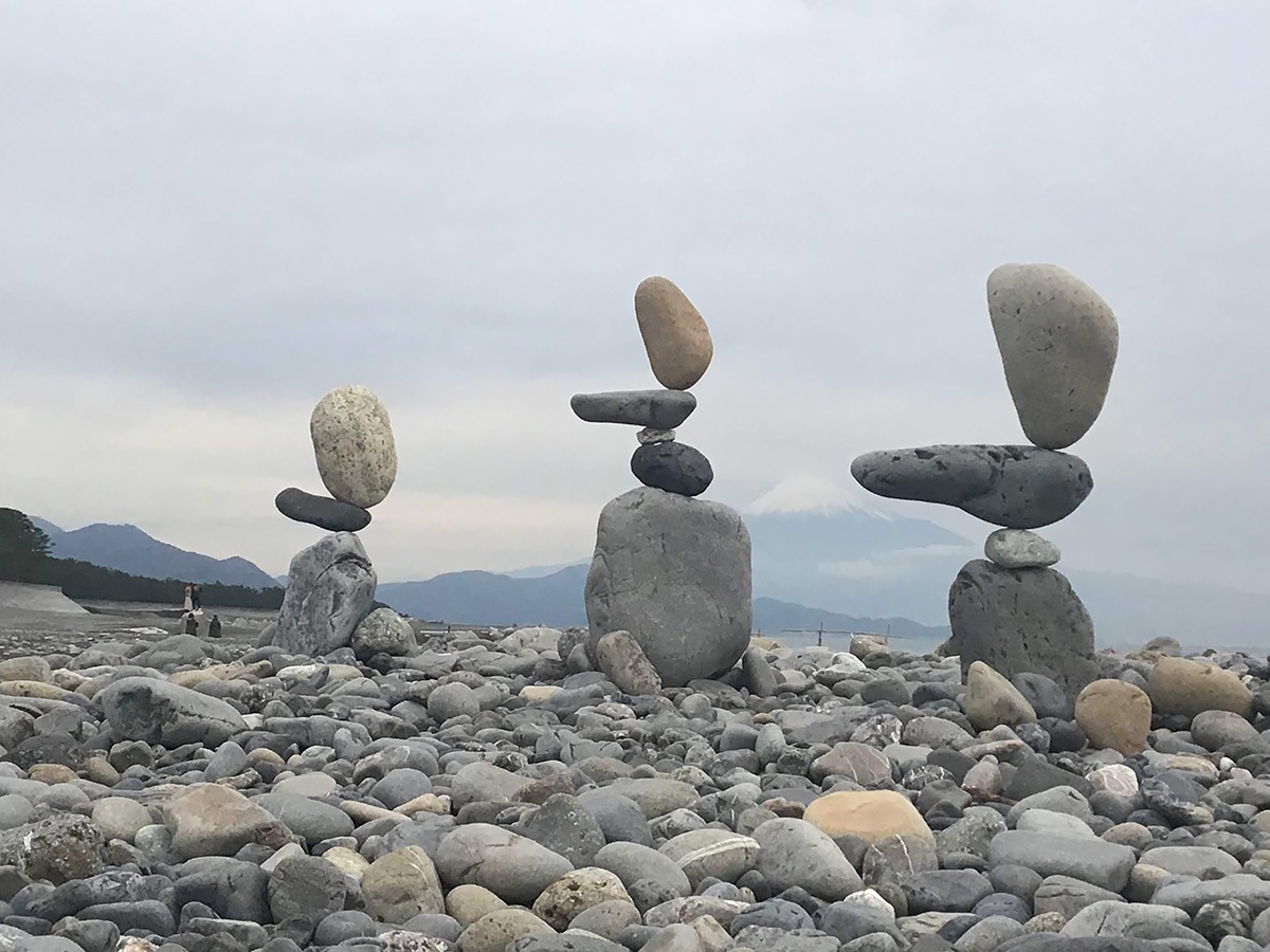 おのずと地域や自然の魅力に気づく石遊び 石花 ひとまち結び おのずと地域や自然の魅力に気づく石遊び 石花 ひとまち結び