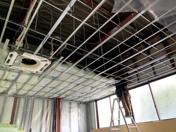 断熱工事。外壁と天井上などに高性能グラスウールを充填（写真：エコワークス）