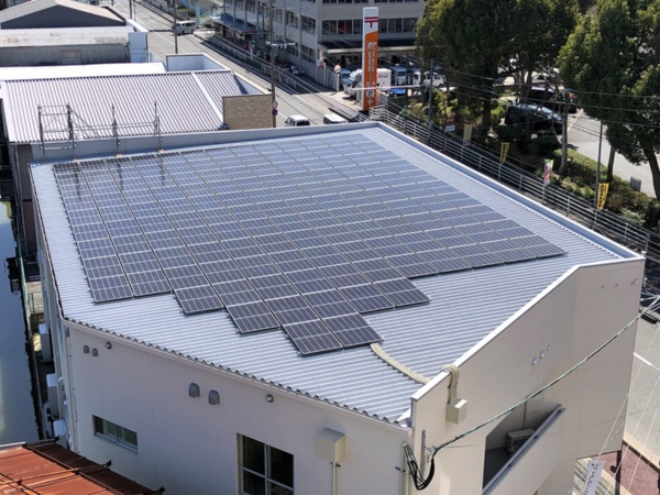 屋上のほぼ全面に約45kWの太陽光発電パネルを設置（写真：エコワークス）