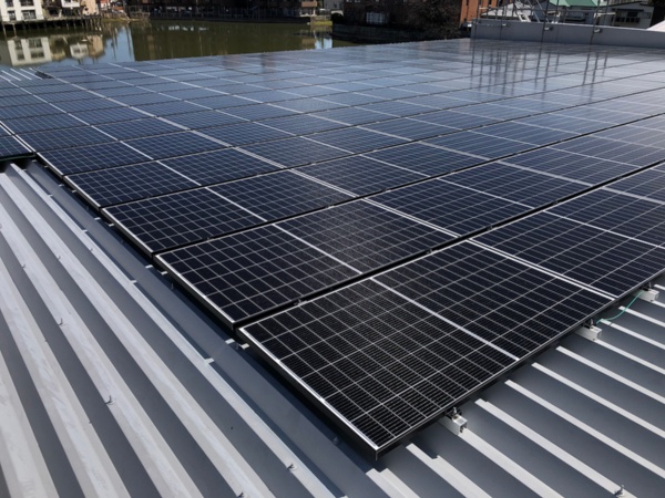 太陽光発電パネルは既存の折板屋根に取り付けた（写真：エコワークス）