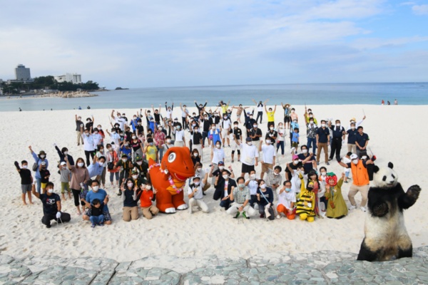 2020年9月22日に実施した白良浜の清掃活動。本物そっくりのパンダが応援に（写真提供：アドベンチャーワールド）