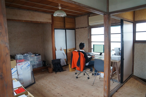 竪穴の家2階に設けた白坂氏の事務所スペース（写真：守山 久子）