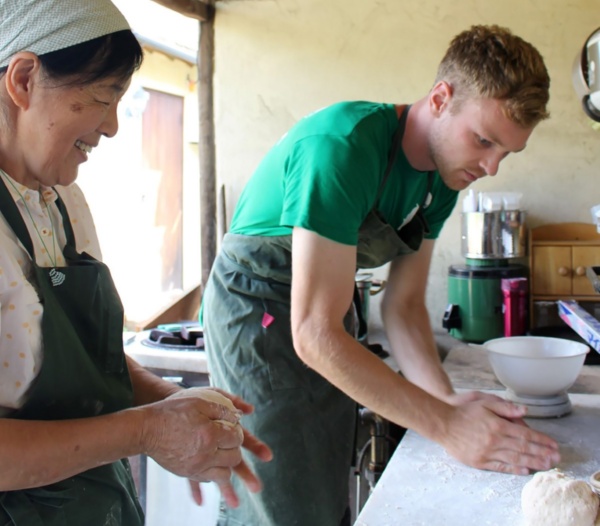 「Clare Home & Garden」には世界中から旅行者が訪れ、畑仕事やパン作りなどを手伝っている（写真：棚沢永子）