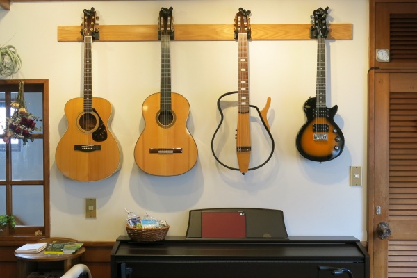 店内には、ご主人の楽器コレクションも飾られていて、お客は自由に演奏できる（写真：大塚千春）