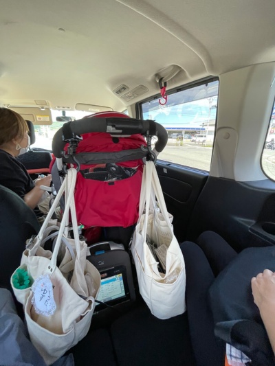 「にこたく」の車内。荷物をたくさん積んだバギーもそのまま乗れる。バギーの足元には呼吸数などをチェックするモニターが付いている（写真：唐松奈津子）
