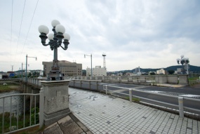 レトロで特徴的な街灯を備えた多治見橋。作品中では主人公たちが、登下校などで幾度となく往復する（写真：バウム、資料提供：日本アニメーション）