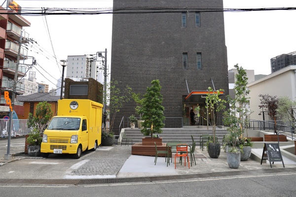 文化の発信基地「BOIL（ボイル）」の外観（画像提供：リノベる）。この場所を提供するのは、NTT都市開発株式会社（以下、「NTT都市開発」）とリノべる株式会社（以下、「リノべる」）だ。東急田園都市線高津駅近くにNTT東日本が保有する電話局をコンバージョンし、1階にはダンススタジオとシェアキッチンなどを、2階にはコワーキングスペースを配置した。
