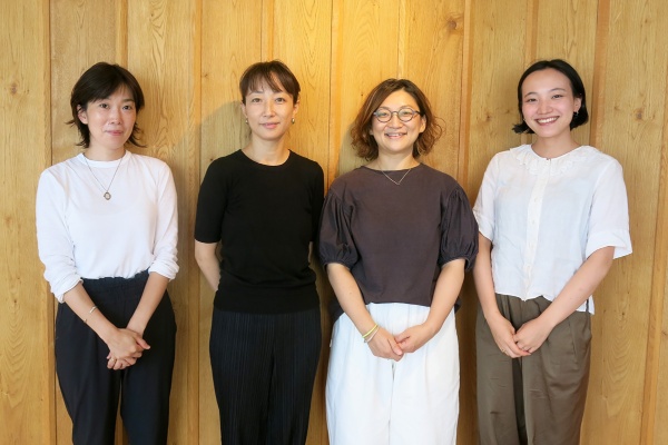 女性4人の会社スティルウォーターのメンバー。左から右へ、創業メンバーの青木佑子さん、玉置純子さん、白石宏子さん。右端は、2021年入社の新メンバー、吉倉理紗子さん(写真:大塚千春)